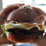 Jangan Makan Burger & Permen Karet di Pesawat