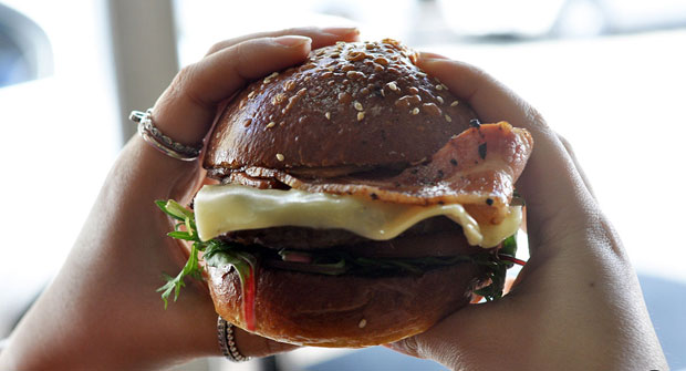 Jangan Makan Burger & Permen Karet di Pesawat