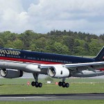 Saat Parkir, Trump Force One Kesenggol Pesawat Lain