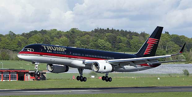 Saat Parkir, Trump Force One Kesenggol Pesawat Lain