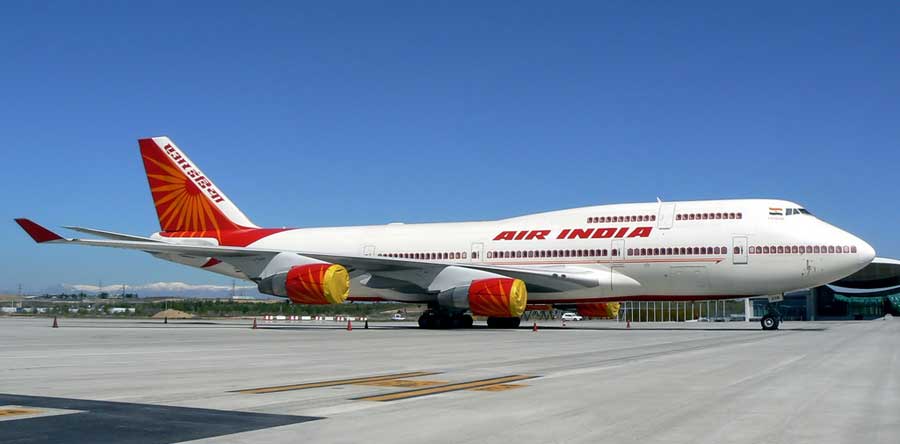 Tak Disediakan Kursi Roda, Profesor di India Merangkak Turun dari Pesawat