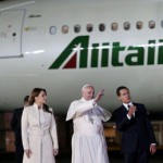 Pesawat Paus Franciskus Diserang Laser