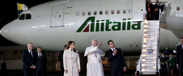 Pesawat Paus Franciskus Diserang Laser