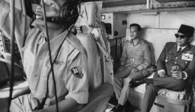 Presiden RI Pertama Ir Soekarno saat berada di pesawat