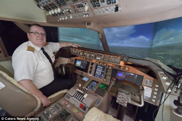 John Davis bersama kockpit buatannya. (Dailymail)