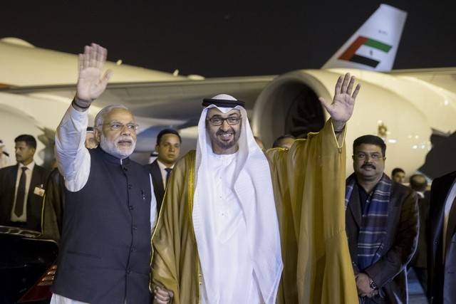 Sheikh Mohammed bin Zayed (kanan) saat berkunjung ke India. (The National Business)