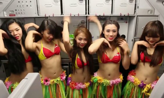 Awak kabin Vietjett sedang berpose dengan bikini