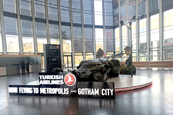 BATMAN VS SUPERMAN : Jadi Mitra Resmi, Turkish Airlines Pamerkan Batmobile
