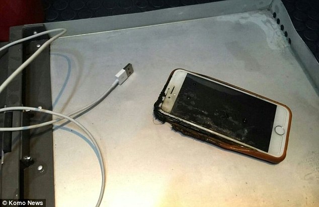 Iphone Terbakar Saat Penerbangan, Penumpang Panik