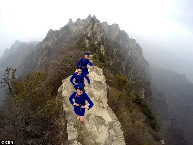 Para Pramugari Cantik Telanjang Kaki Latihan  Kungfu Tao di Puncak Gunung