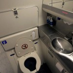 Boeing Rancang Pembersih Toilet Pesawat dengan Sinar Ultraviolet