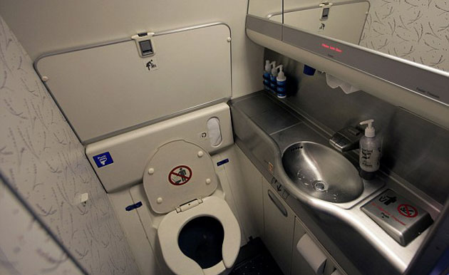 Boeing Rancang Pembersih Toilet Pesawat dengan Sinar Ultraviolet