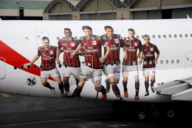 Motif Pemain AC Milan di pesawat Airbus !380 milik Emirates. (The National Business)