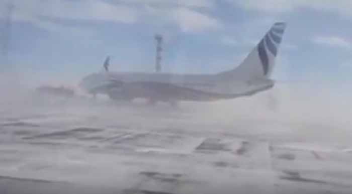 Gila, Boeing 737 Berputar 180 Derajat Karena Ditiup Angin