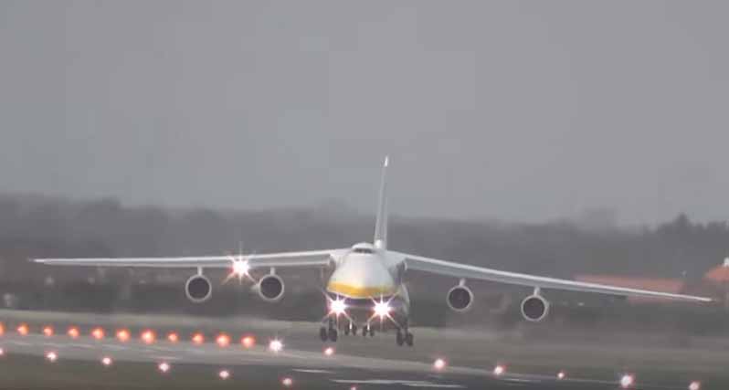 Menegangkan, Raksasa Condor Terombang-Ambing Crosswind Saat Mendarat