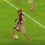 Keren, Pramugari Emirates Tunjukkan Aksi Juggle Ball dan Tendangan Pisang