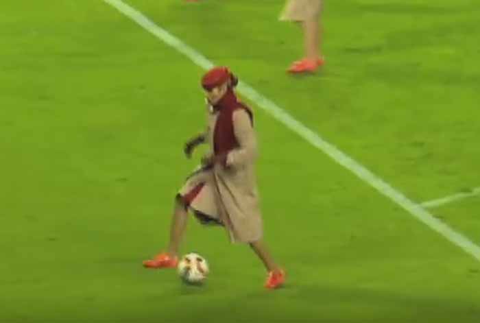 Keren, Pramugari Emirates Tunjukkan Aksi Juggle Ball dan Tendangan Pisang