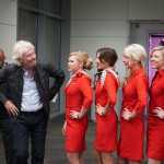 Bos Virgin America berpose bersama awak kabin dalam peluncuran rute Denver-San Fransisco. (USAToday)