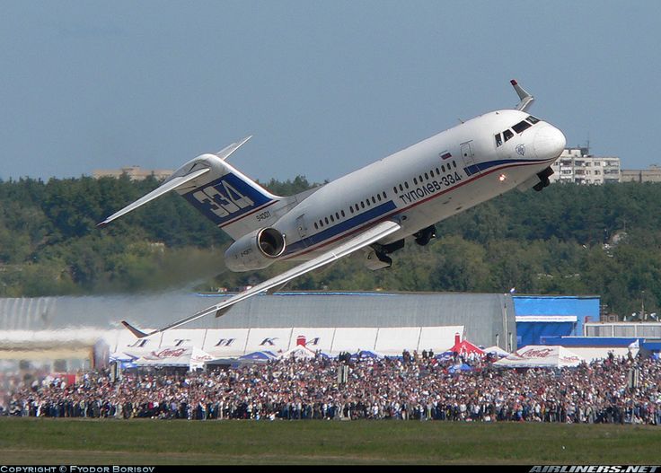 Pesawat Tupolev TU-334 buatan Rusia saat bermanuver.
