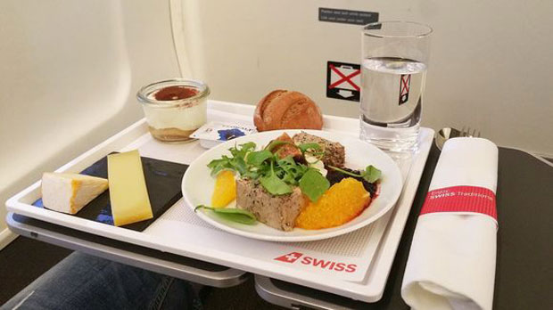 Ingin Tahu Bagaimana Makanan di Pesawat Disiapkan? Akan Ada Filmnya