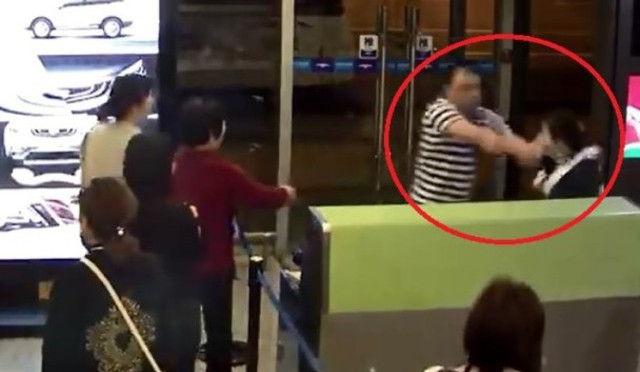 Kesal Pesawat Delay, Penumpang Pria Gampar Ground Staff Perempuan