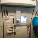 Pintu keluar darurat di pesawat terbang.