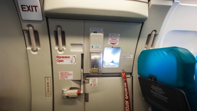 Pintu keluar darurat di pesawat terbang.