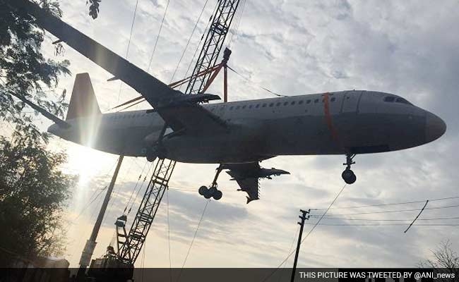 Diangkut Crane, Pesawat Bekas Air India Jatuh Bebas