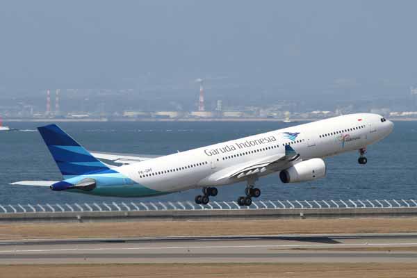 Penumpang Garuda Indonesia  Ketahuan Bawa 10 Ular Dililitkan di Kaki