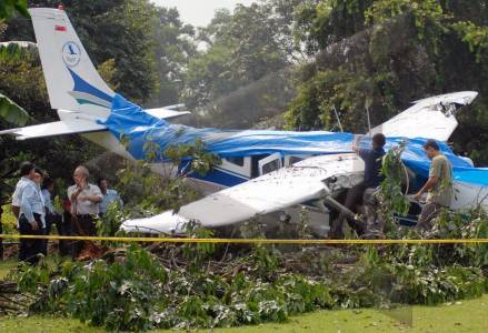 Pesawat Mendarat Tanpa Roda di Jalan Tol Tabrak Mobil, 1 Tewas