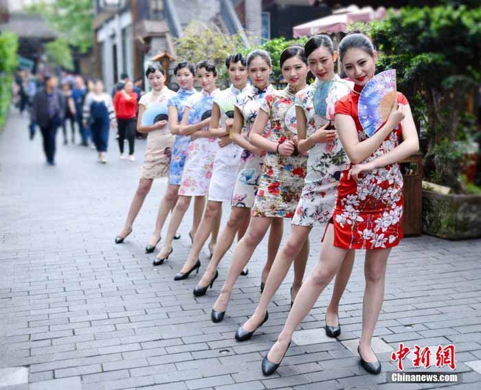 Pramugari dalam Balutan Cheongsam, Kolaborasi 2 Keindahan