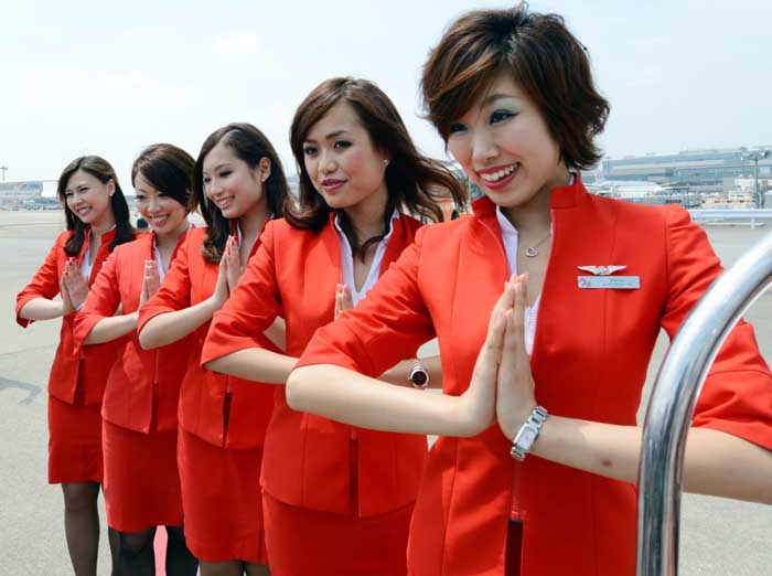 Cantik dan Elegan, Melihat Gaya Pramugari dari Seluruh Dunia
