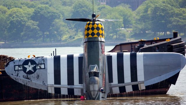 Pesawat P-47 Thunderbolt Jatuh ke Sungai di Manhattan