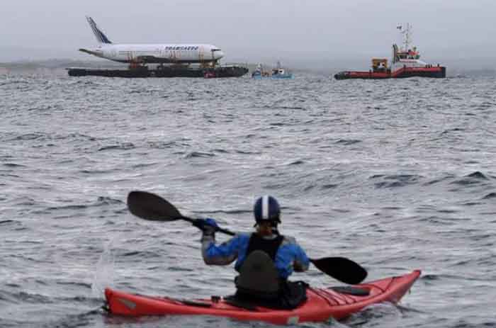Begini Ketika Raksasa Boeing 767 Berlayar di Laut