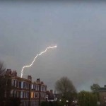 Hampir Bersamaan, 2 Pesawat Dihantam Petir di London