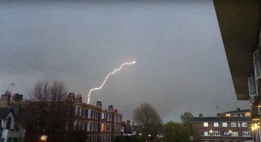 Hampir Bersamaan, 2 Pesawat Dihantam Petir di London