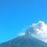 Kerinci Semburkan Abu Vulkanik, Jalur Penerbangan Dialihkan