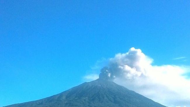 Kerinci Semburkan Abu Vulkanik, Jalur Penerbangan Dialihkan