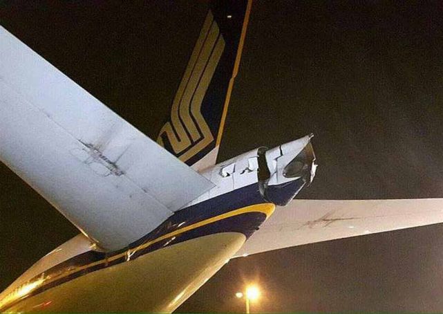 Ekor Pesawat Singapore Airlines Rusak Setelah Tabrak Pesawat Lain