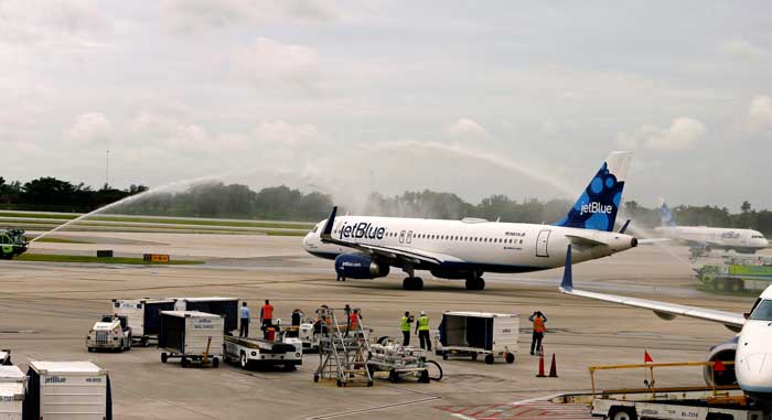 After More Than 50 Years, the US Passenger Plane Landed in Cuba