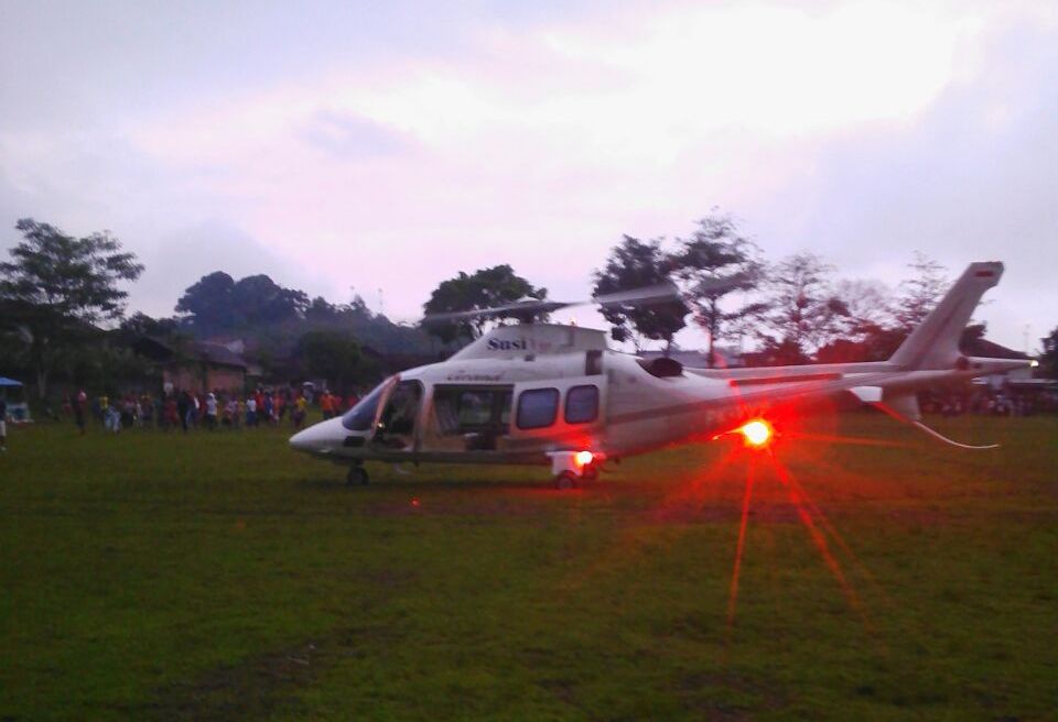 Helikopter Menteri Susi Mendarat Darurat di Tengah-Tengah Pertandingan Sepakbola