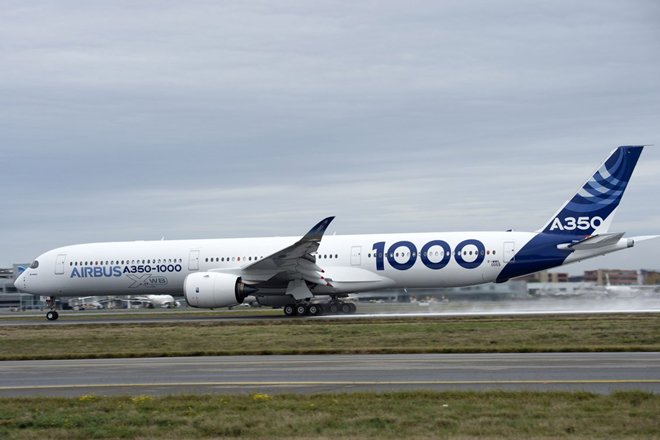 Pesaing Boeing 777, Airbus A350-1000 Terbang Pertama