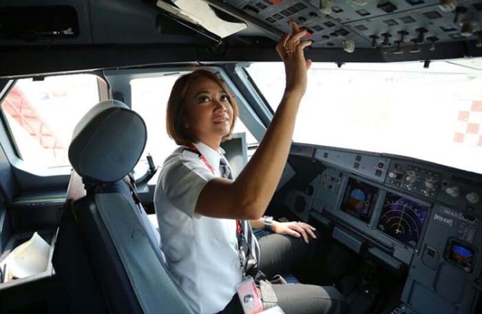 Burung Besi Monika, Kisah Perjuangan Pilot Wanita