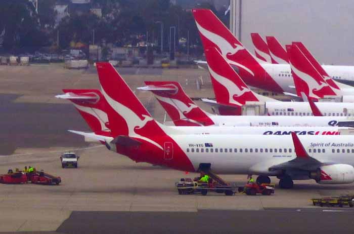Penumpang Qantas Nekad Hendak Buka Pintu Darurat di Ketinggian 12.000 Meter