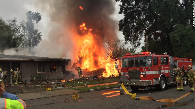 Pesawat Hantam Permukiman di California