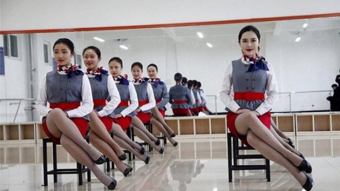 Dari Gigit Sumpit Hingga Kung Fu, Inilah Cara Aneh Latihan Pramugari China
