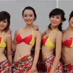 Demi Meraih Untung, Maskapai Ini Gunakan Pramugari Berbikini