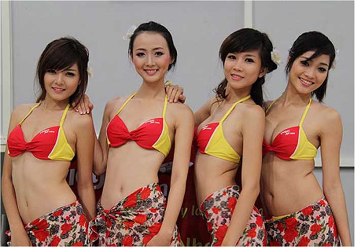 Demi Meraih Untung, Maskapai Ini Gunakan Pramugari Berbikini