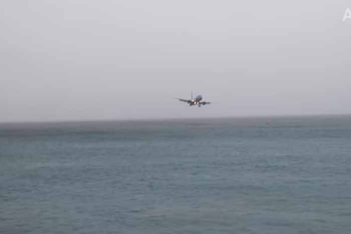 Boeing 737 Ini Nyaris Menabrak Laut