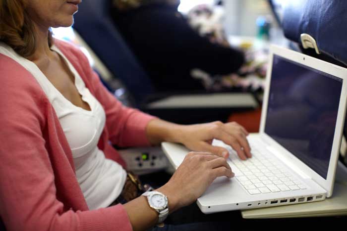 Larangan Bawa Laptop ke Pesawat Kemungkinan Terkait Serangan Navy SEAL ke Yaman